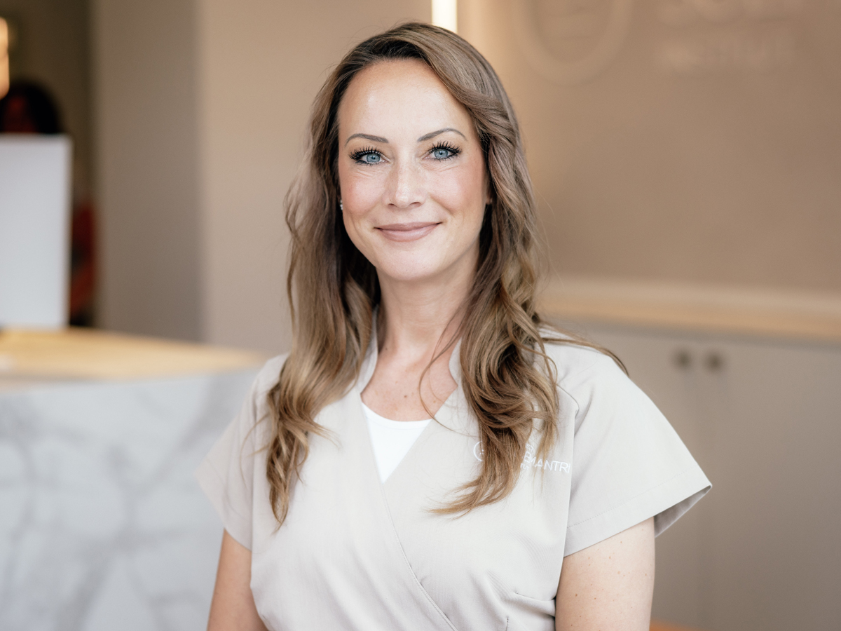 Soemantri Ästhetik Institut Lüdenscheid, Nadine Frankowski, Sauerland, Schönheitsbehandlung, Körperformung, Dermatologische und kosmetische Behandlungen, Botox, Microneedling, Laser Haarentfernung, Krähenfüße, Fettabsaugen, Bauch straffen, ästhetischen Medizin, Kryolipolyse, HydraFacial, CoolSculpting Elite, Z-Wave Therapie, Schmerzfrei, Schönheitsklinik, Beauty-Farm, Schönheit ohne OP
