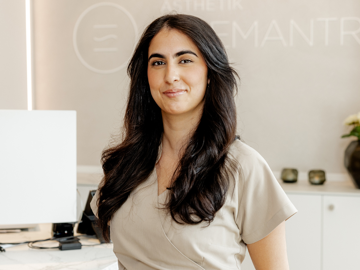 Soemantri Ästhetik Institut Lüdenscheid, Nursu Öztütüncügil, Sauerland, Schönheitsbehandlung, Körperformung, Dermatologische und kosmetische Behandlungen, Botox, Microneedling, Laser Haarentfernung, Krähenfüße, Fettabsaugen, Bauch straffen, ästhetischen Medizin, Kryolipolyse, HydraFacial, CoolSculpting Elite, Z-Wave Therapie, Schmerzfrei, Schönheitsklinik, Beauty-Farm, Schönheit ohne OP
