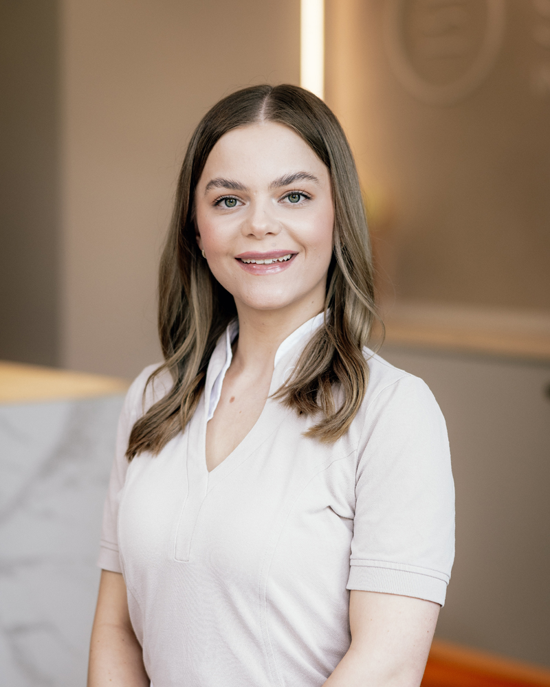 Soemantri Ästhetik Institut Lüdenscheid, Stella Odnoposow, Sauerland, Schönheitsbehandlung, Körperformung, Dermatologische und kosmetische Behandlungen, Botox, Microneedling, Laser Haarentfernung, Krähenfüße, Fettabsaugen, Bauch straffen, ästhetischen Medizin, Kryolipolyse, HydraFacial, CoolSculpting Elite, Z-Wave Therapie, Schmerzfrei, Schönheitsklinik, Beauty-Farm, Schönheit ohne OP